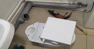Установка напольного унитаза в Борисоглебске: монтаж под ключ от СантехДомБрс от 5272 рублей.