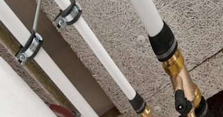 Замена труб водоснабжения в квартире: цена от 2109 руб. - СантехДомБрс